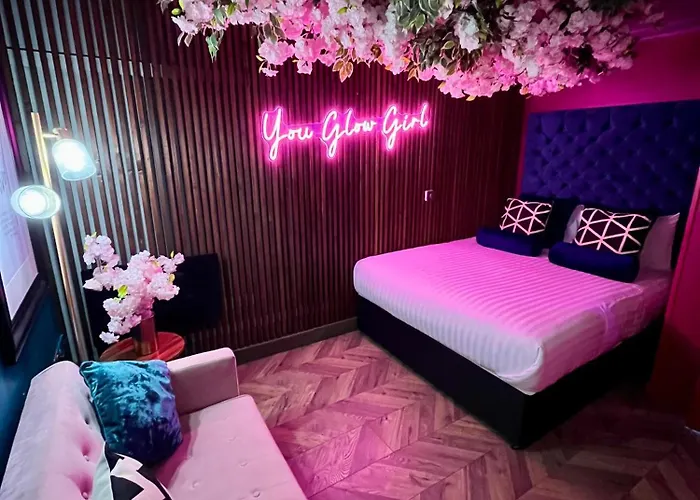 Aparthotel Manchester's Only Private Party For 12 With Makeup