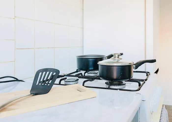 Casa de Férias Cozy 3-Bed Retreat Near Manchester Airport Ideal For Families & Groups *