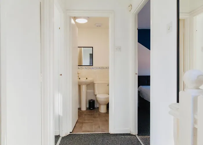 Cozy 3-Bed Retreat Near Manchester Airport Ideal For Families & Groups Casa de Férias