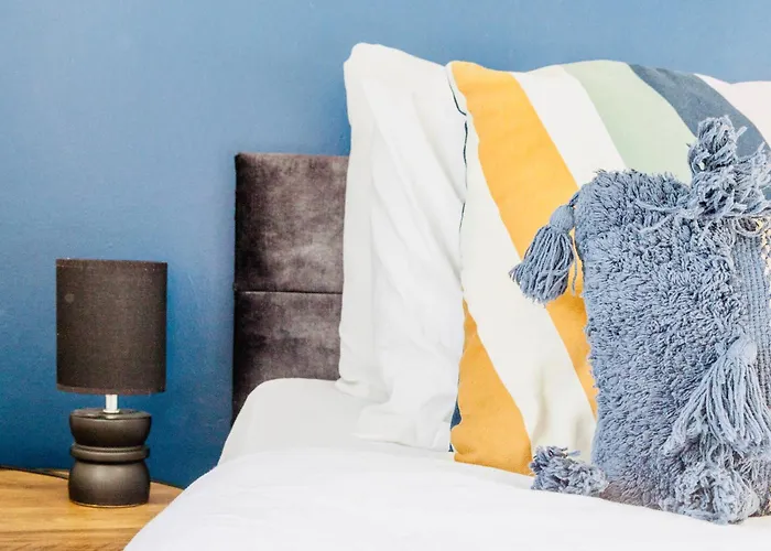 Cozy 3-Bed Retreat Near Manchester Airport Ideal For Families & Groups Casa de Férias *