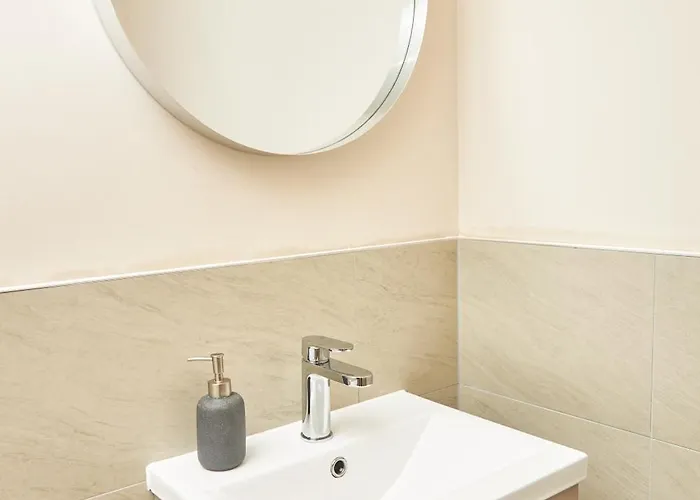 Deluxe And Cozy Two Bedroom With 1 Bathroom And Open Balcony