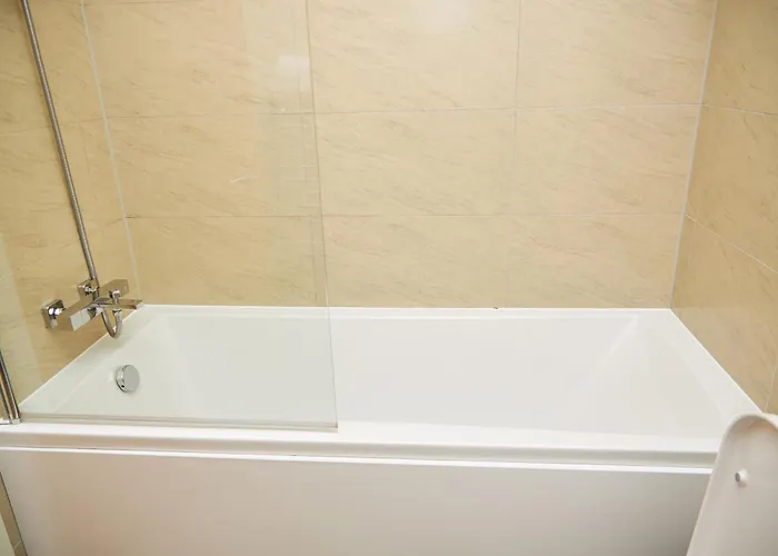 Deluxe And Cozy Two Bedroom With 1 Bathroom And Open Balcony *