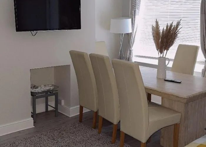 Дом отдыха Tomelle Luxury -5 Beds-near Etihad Stadium- Coop Live-high Speed Wifi & Free Parking *