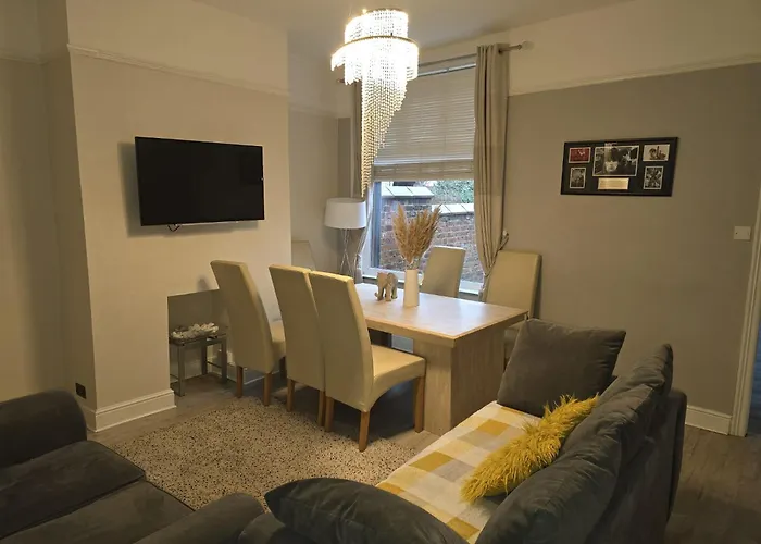 Дом отдыха Tomelle Luxury -5 Beds-near Etihad Stadium- Coop Live-high Speed Wifi & Free Parking Манчестер