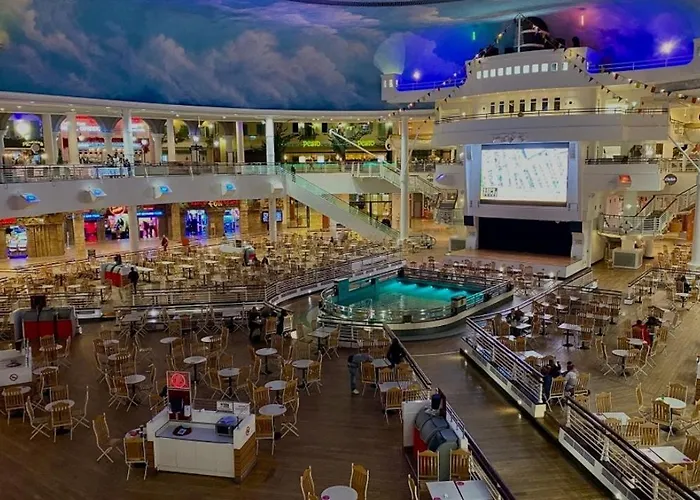 New Stylish Free Parking Sleeps 5 Or 6 Manchester