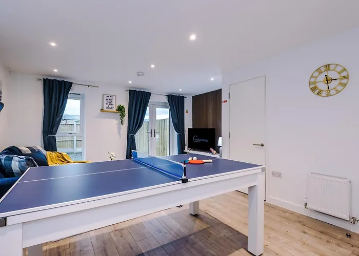 Stunning 3 Story Home, 3 X King Size Beds, Pool Table, Free Parking X2, Ping Pong דירה