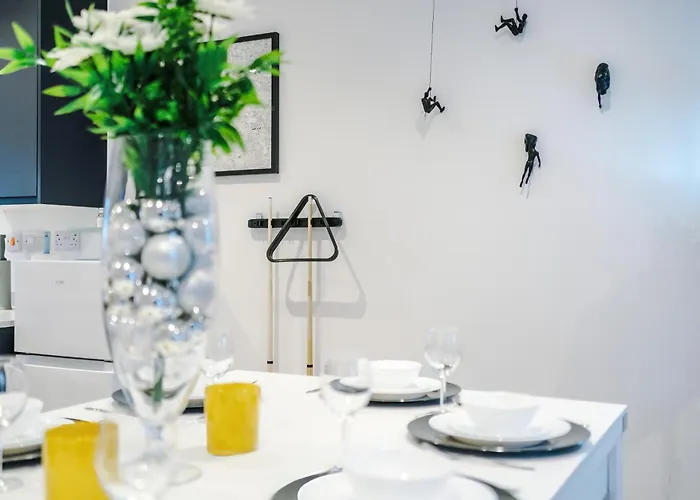 Stunning 3 Story Home, 3 X King Size Beds, Pool Table, Free Parking X2, Ping Pong