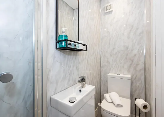 Private Ensuite With Kitchen Access By Irwell *