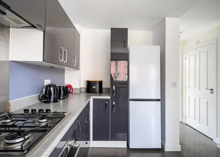 House With Garden, Sleeps 5, Centre Close, Manchester, Free Fast Wi-fi, Free Parking, 55-inch Tv, Self-check In - Contractors!