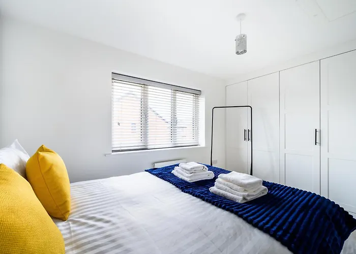 House With Garden, Sleeps 5, Centre Close, Manchester, Free Fast Wi-fi, Free Parking, 55-inch Tv, Self-check In - Contractors! *