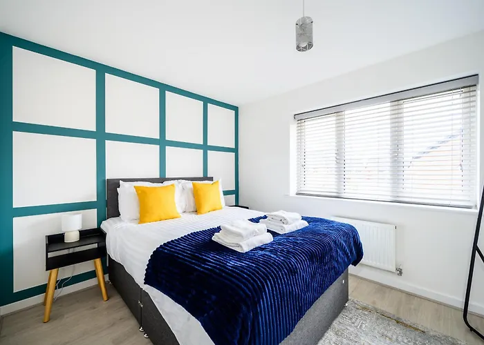 House With Garden, Sleeps 5, Centre Close, Manchester, Free Fast Wi-fi, Free Parking, 55-inch Tv, Self-check In - Contractors!