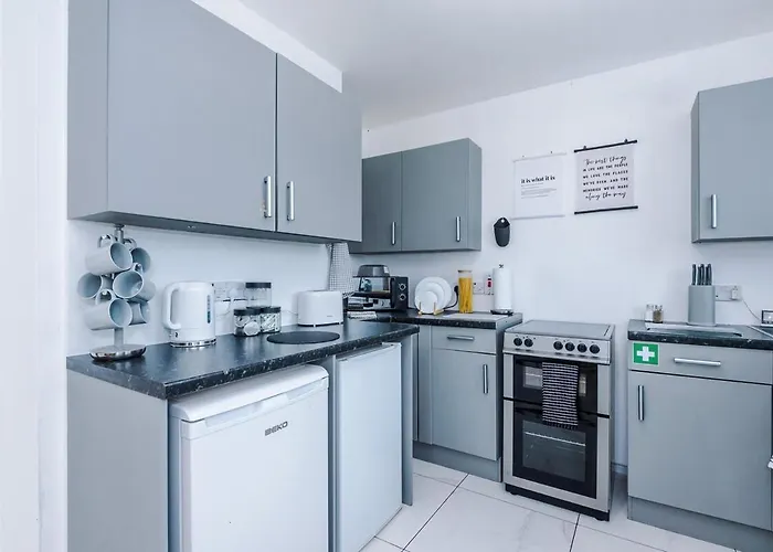 Stunning In Altrincham, Large Driveway, Sleeps 7, Perfect For Groups *