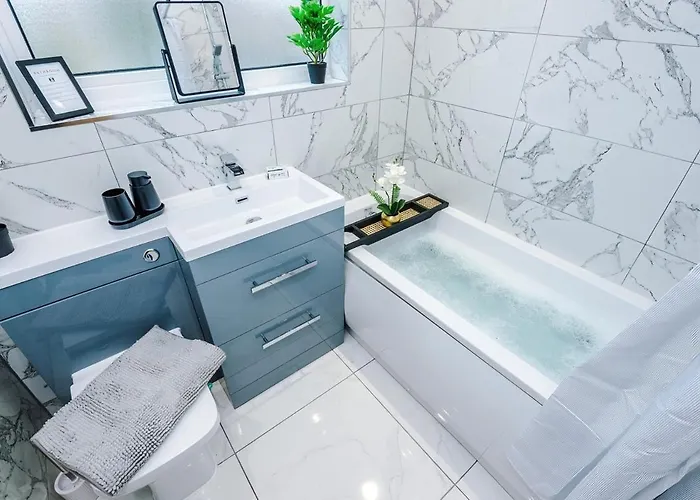 Daire Stunning In Altrincham, Large Driveway, Sleeps 7, Perfect For Groups *