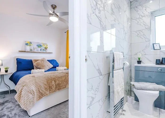 Daire Stunning In Altrincham, Large Driveway, Sleeps 7, Perfect For Groups *