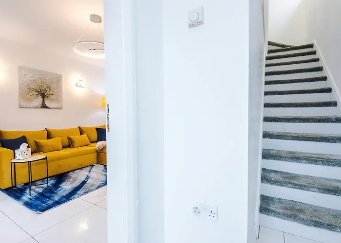 Stunning In Altrincham, Large Driveway, Sleeps 7, Perfect For Groups *