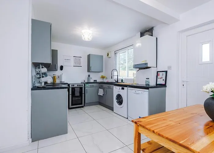 Stunning In Altrincham, Large Driveway, Sleeps 7, Perfect For Groups