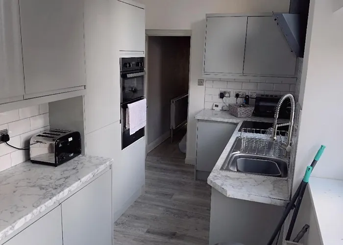 Tomelle Luxury -5 Beds-near Etihad Stadium- Coop Live-high Speed Wifi & Free Parking * Манчестер