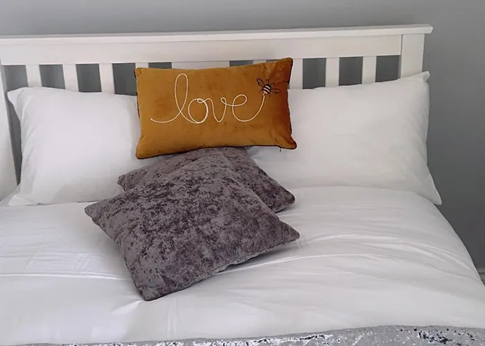 Tomelle Luxury -5 Beds-near Etihad Stadium- Coop Live-high Speed Wifi & Free Parking Дом отдыха