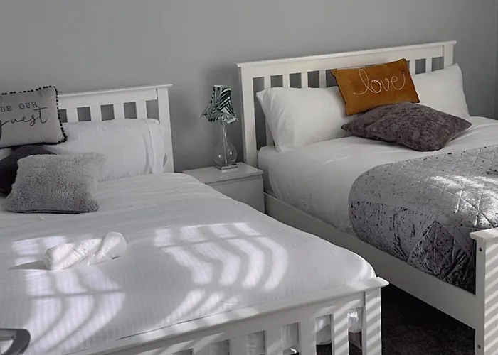 Tomelle Luxury -5 Beds-near Etihad Stadium- Coop Live-high Speed Wifi & Free Parking *