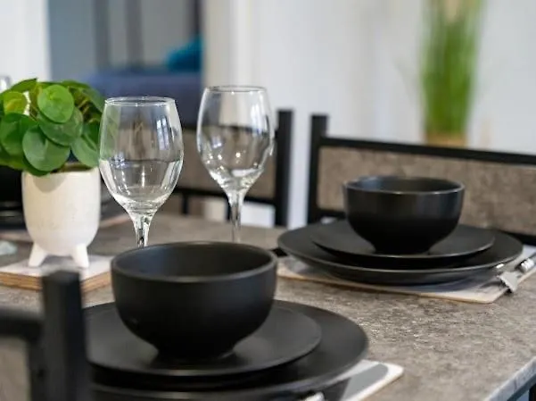 Stylish 2br Retreat - Garden & Fast Wifi Lägenhet *