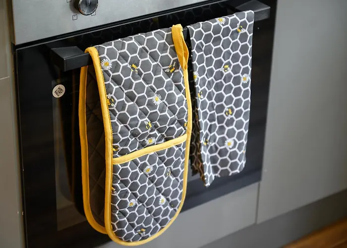 아파트 Spacious 4-bed Luxury - Garden, Free Parking, Sleeps 8 맨체스터