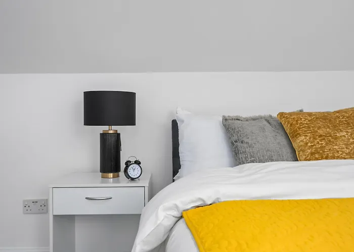 Apartamento Spacious 4-bed Luxury - Garden, Free Parking, Sleeps 8 *