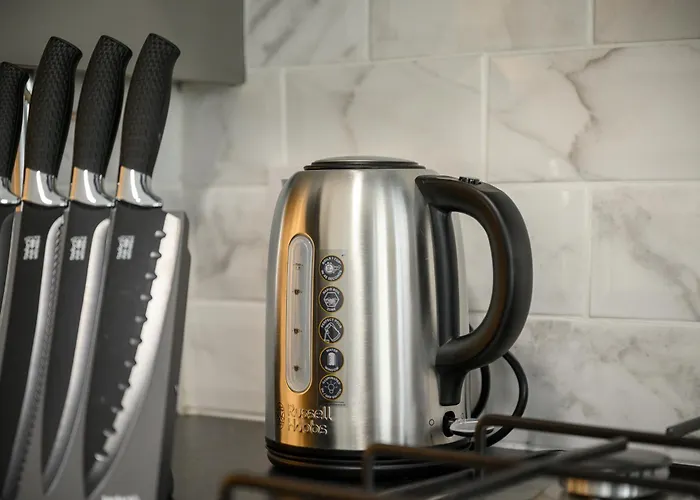 Spacious 4-bed Luxury - Garden, Free Parking, Sleeps 8 *