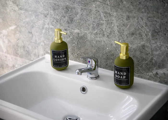 아파트 Spacious 4-bed Luxury - Garden, Free Parking, Sleeps 8