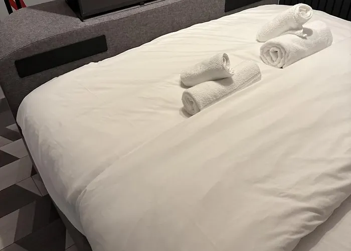 Beautiful 5 Bedroom Sleeps 12 People In Manchester