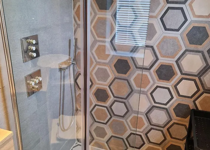 Beautiful 5 Bedroom Sleeps 12 People In Casa vacanze *