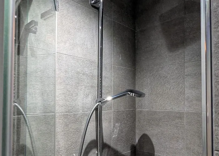 Beautiful 5 Bedroom Sleeps 12 People In * Manchester