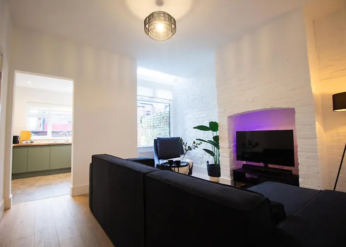 Nyaraló Stylish Cosy 4-bed Home, Sleeps Up To 10 With Large Sofa Bed, Near Royal Infirmary & Universities, Free Parking & Ultra-fast Wifi *