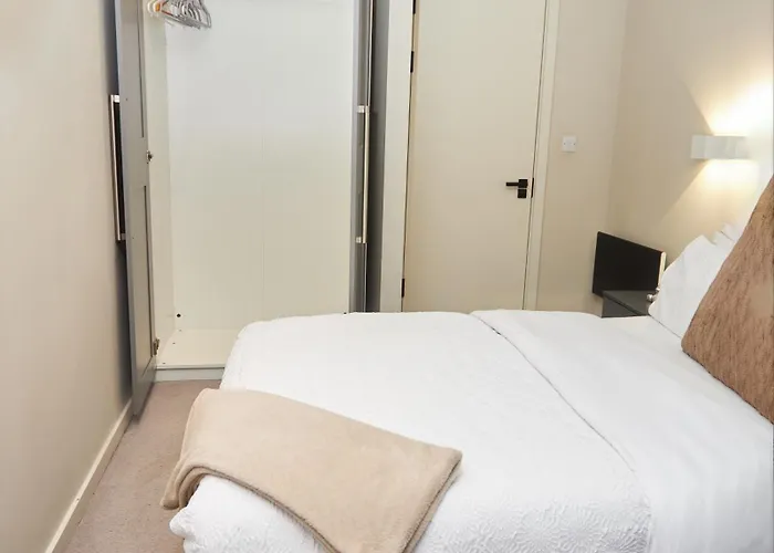 Luxury 2 Bed With Balcony شقة *