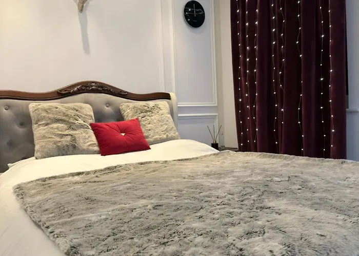 Private Bedroom In Unique Luxury House, Salford, *