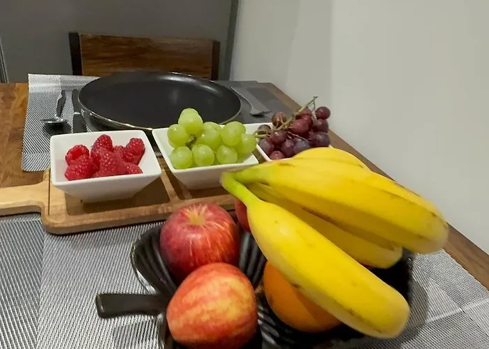 Cozy 5-bed Caldecott Stays-sleep 6 * Manchester