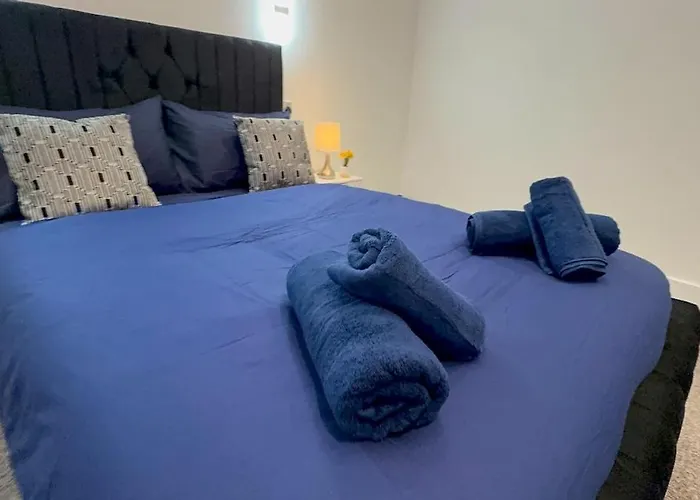 Cozy 5-bed Caldecott Stays-sleep 6 Casa vacanze Manchester