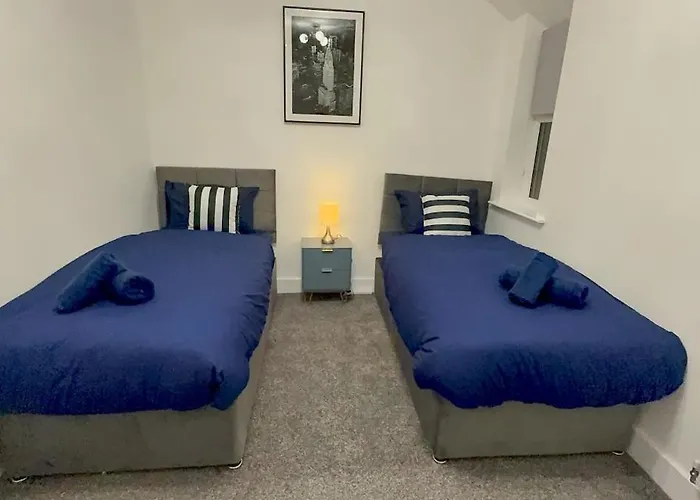 Cozy 5-bed Caldecott Stays-sleep 6