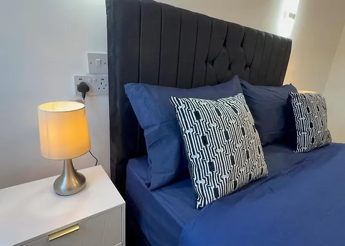 Cozy 5-bed Caldecott Stays-sleep 6 Casa vacanze