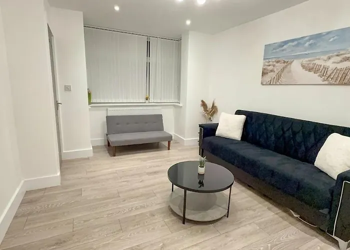 Cozy 5-bed Caldecott Stays-sleep 6 Casa vacanze Manchester