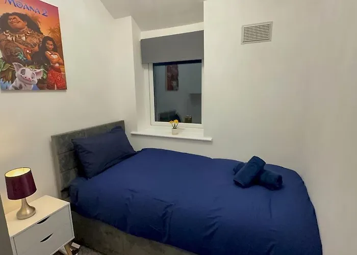 Cozy 5-bed Caldecott Stays-sleep 6 Casa vacanze Manchester