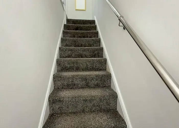 Cozy 5-bed Caldecott Stays-sleep 6