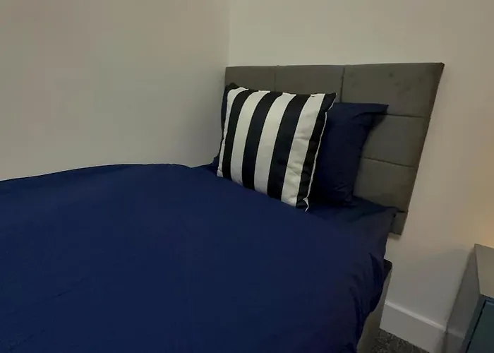 Cozy 5-bed Caldecott Stays-sleep 6 Casa vacanze *