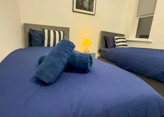 Cozy 5-bed Caldecott Stays-sleep 6 Casa vacanze