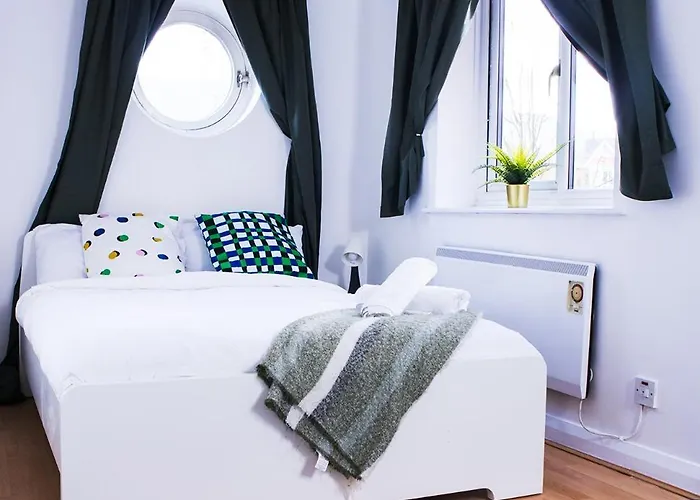 Great 2bed In Salford Quays With Water View Apartment *