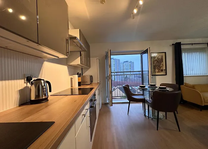 Centrally Located Modern 2 Bedroom Apartment, Minutes Walk To Ao Arena