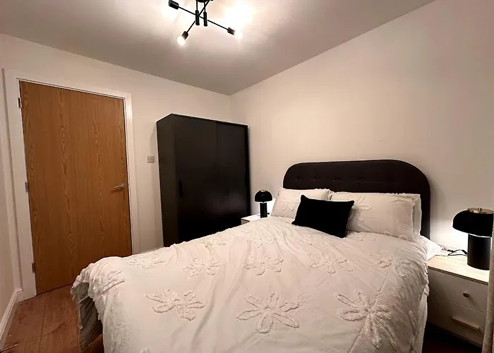 Centrally Located Modern 2 Bedroom Apartment, Minutes Walk To Ao Arena Mánchester