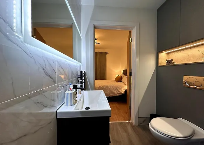 Centrally Located Modern 2 Bedroom Apartment, Minutes Walk To Ao Arena 公寓 *