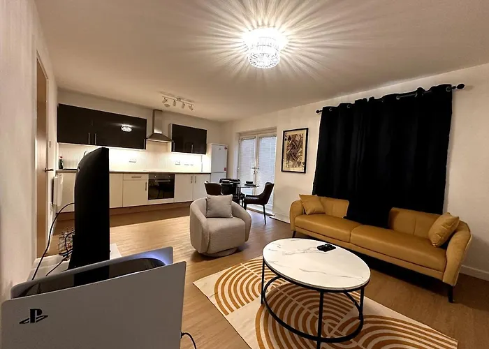 Centrally Located Modern 2 Bedroom Apartment, Minutes Walk To Ao Arena Apartamento *