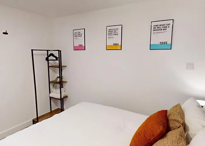 Apartamento 3br, Song Lyrics Theme, Self Check-in