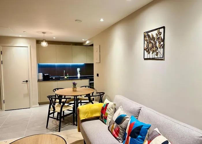 Elegant 2-bed 2-bath In With Balcony Appartement *